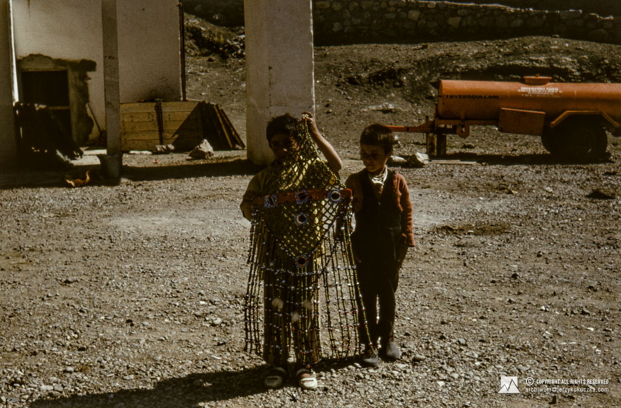 Turkish children. Travel of the participants of the expedition through Turkey. Route from Katowice to Islamabad.