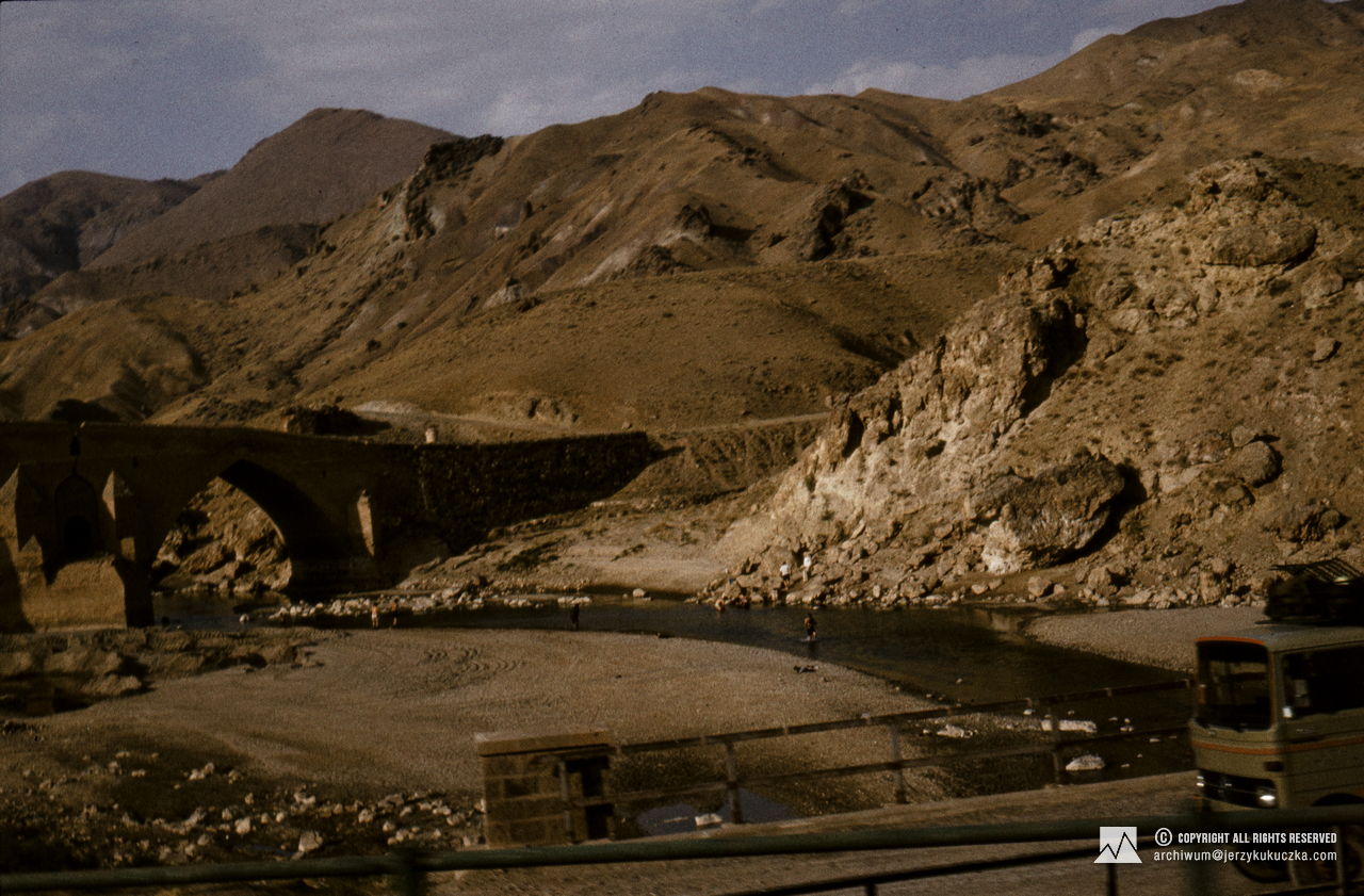 Travel of participants through Iran. Route from Katowice to Islamabad.