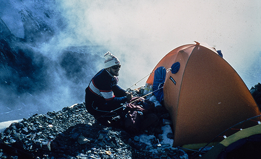  Jerzy Kukuczka w obozie na stoku Broad Peak.