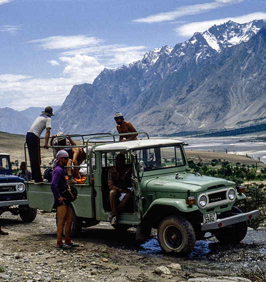 Uczestnicy wyprawy w drodze do Dasso.