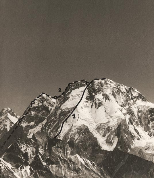 Masyw Broad Peak. Numerem 1 oznaczono trasę nielegalnego wejścia Kukuczki i Kurtyki z 1982 roku. Numerem 2 oznaczono drogę trawersu z 1984 roku.