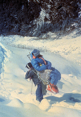 Transport odmrożonego Andrzeja Czoka z bazy pod Dhaulagiri.