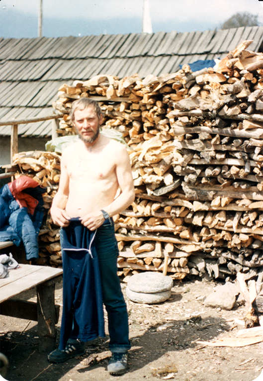 Wychudzony Jerzy Kukuczka w Lukli. Ostatnia górska osada na trasie karawany, z której wyprawa helikopterem wraca do Kathmandu.