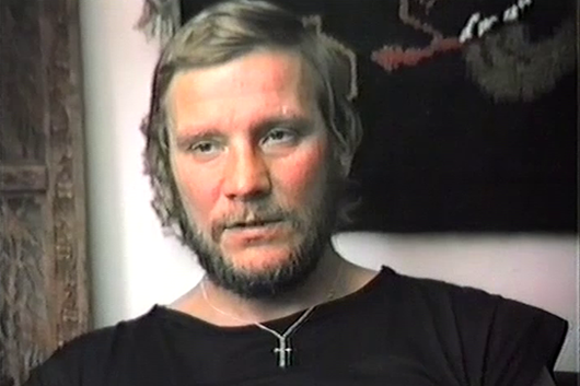 Jerzy Kukuczka, wspomina przeprawę z bazy pod Dhaulagiri do bazy pod Cho Oyu. Nagranie zrealizowane w mieszkaniu Kukuczki w Katowicach.