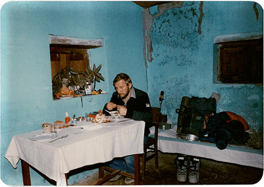 Jerzy Kukuczka w trakcie samotnej wigilii w pokoju hotelowym w Pokharze.