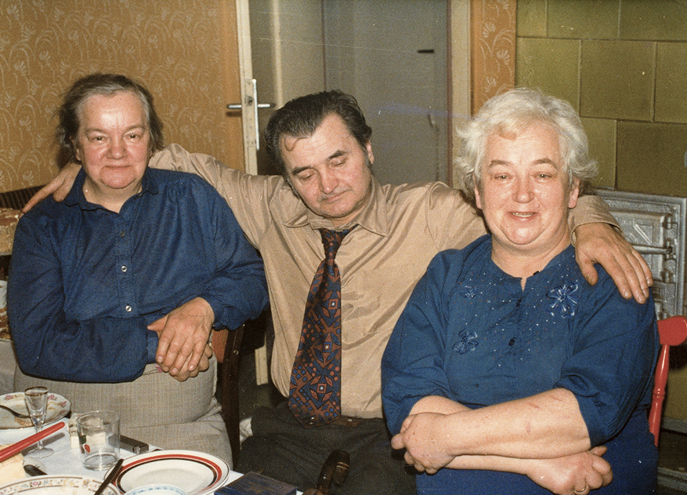 Spotkanie rodzinne w Katowicach. Od lewej: Jadwiga Kukuczka, Zdzisław Ogrodziński i Zofia Ogrodzińska.