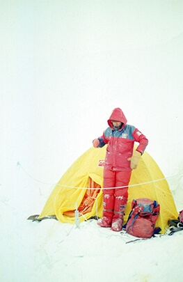 Andrzej Czok przed obozowym namiotem.