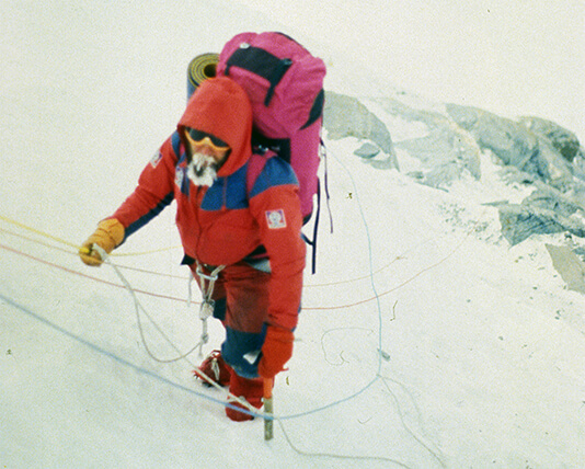 Andrzej Czok w trakcie wspinaczki.