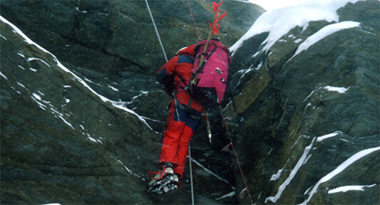 Janusz Skorek asekurujący Andrzeja Czoka.