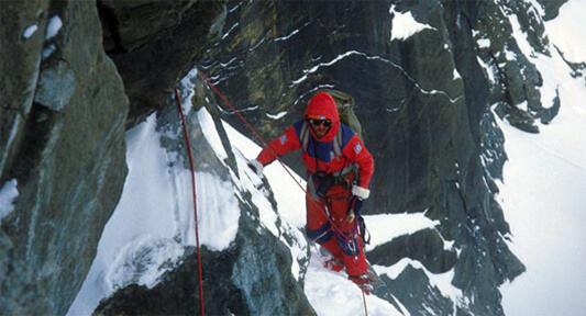 Janusz Skorek podczas wspinaczki.