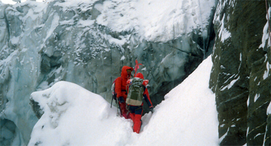 Himalaiści podczas wspinaczki. Od lewej: Janusz Skorek i Andrzej Czok.