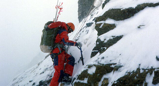 Himalaiści w trakcie wspinaczki na poręczówce. Prowadzi Andrzej Czok, za nim Janusz Skorek.