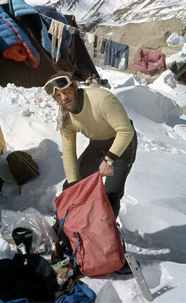 Od razu po zdobyciu Dhaulagiri Jerzy wybrał się w wędrówkę pod następny ośmiotysięcznik - Cho Oyu.