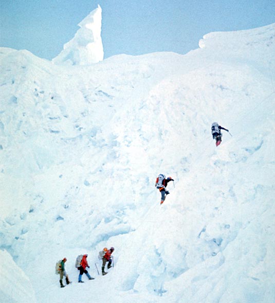 Uczestnicy wyprawy w drodze do obozu I przez lodospad Khumbu.