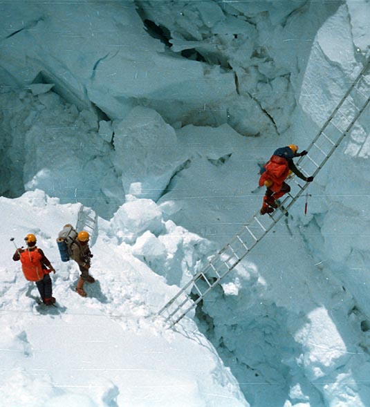 Uczestnicy w trakcie pokonywania lodowej szczeliny.