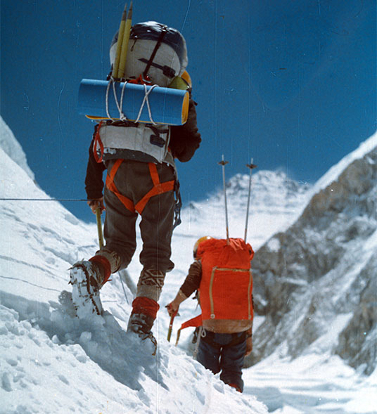 Uczestnicy wyprawy w Kotle Zachodnim. Prowadzi Andrzej Czok, za nim Andrzej Zygmunt Heinrich. W tle Lhotse (8516 m n.p.m.).