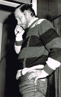 Jerzy Kukuczka w mieszkaniu w Katowicach na Zadolu podczas rozmowy telefonicznej.