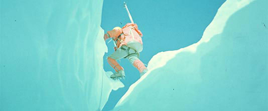 Andrzej Czok w trakcie pokonywania lodowej szczeliny.
