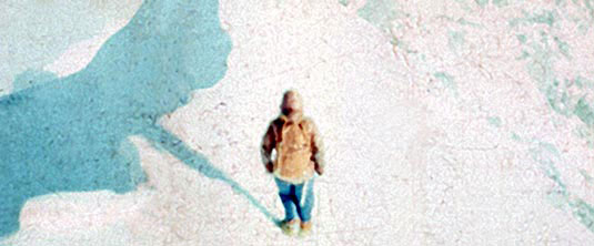 Andrzej Czok w trakcie zejścia ze szczytu Mount Everest. W tle Lhotse (8516 m n.p.m.).