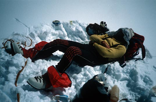 Jerzy Kukuczka w trakcie odpoczynku.