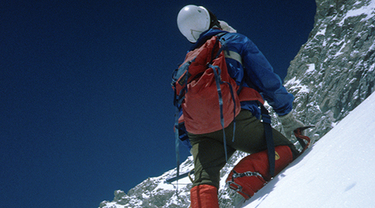  Wojciech Kurtyka w trakcie wspinaczki.