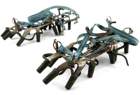 Typowe paskowe raki używane w latach 80-tych przez polskich wspinaczy podczas wypraw himalajskich.