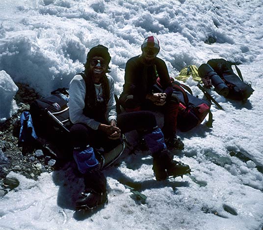En 1982, durante el descenso del Broad Peak ilegalmente coronado, Jerzy Kukuczka y Wojtek Kurtyka se encuentran con Reinhold Messner. En la foto, de izquierda a derecha: Reinhold Messner y Jerzy Kukuczka.