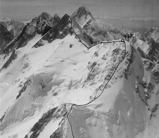 Ruta puesta a mano de la ascensión de Kukuczka y Kurtyka al Gasherbrum II.