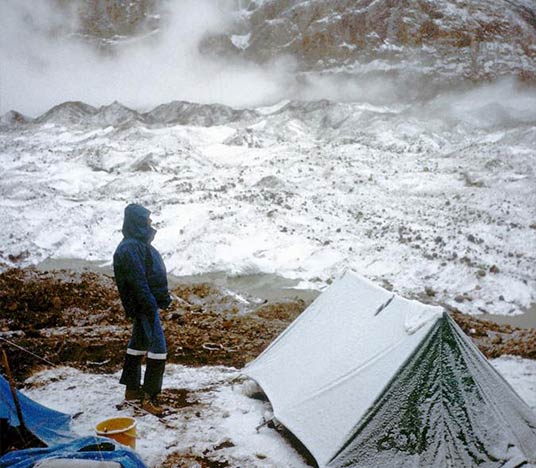 Wojciech Kurtyka en Urdukas durante una parada de la caravana.