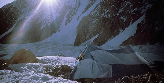 Campamento base. En parte derecha lugar donde comíamos.