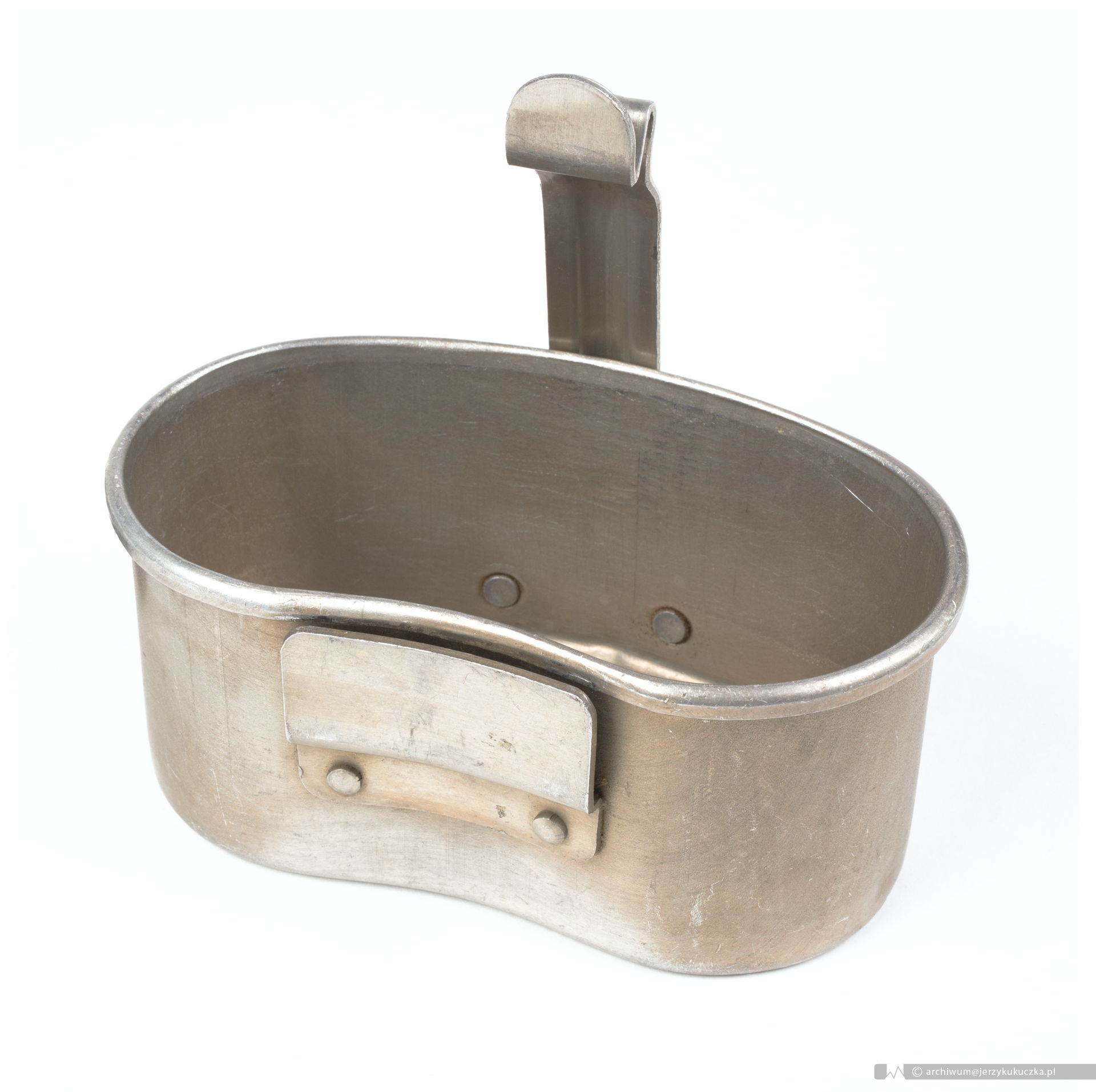 Recipientes de aluminio son un sustituto perfecto para la vajilla.