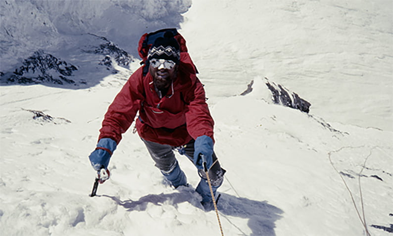 Tadeusz Piotrowski w trakcie wspinaczki.