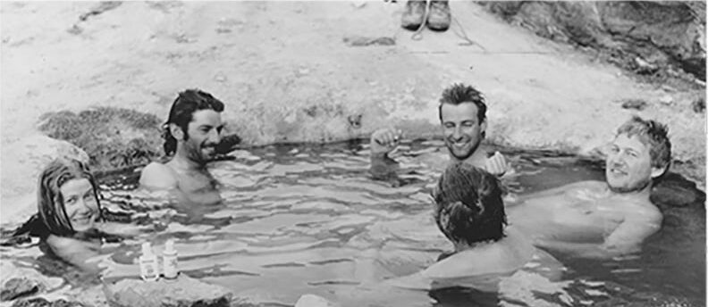 Wypoczynek w gorących źródłach niedaleko Askole. Od lewej: Irene Simon-Schnass, Diego Wellig, Peter Wörgötter, Markus Prechtl i odwrócony tyłem Rolf Zemp.