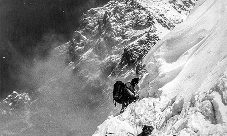 Jerzy Kukuczka w trakcie wspinaczki.