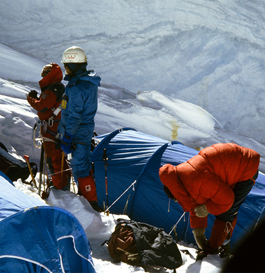 Uczestnicy wyprawy w obozie. Od lewej: Andrzej Czok, Przemysław Piasecki i Krzysztof Wielicki 