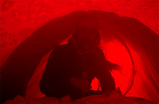 Krzysztof Wielicki w namiocie obozu