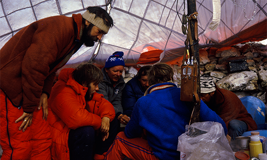 Uczestnicy wyprawy w bazie wysuniętej. Po prawej stronie widoczna wyprawowa radiostacja