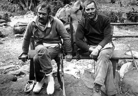 Od lewej Krzysztof Wielicki i Jerzy Kukuczka podczas powrotnej karawany spod Kangchenjungi 