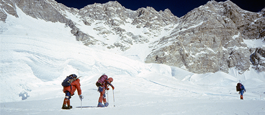 Himalaiści na stoku Kangchenjungi. Prowadzi Przemysław Piasecki, za nim idą kolejno Andrzej Czok i Krzysztof Wielicki