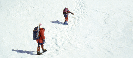 Himalaiści na stoku Kangchenjungi. Prowadzi Przemysław Piasecki, za nim idą kolejno Andrzej Czok i Krzysztof Wielicki