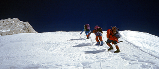 Himalaiści na stoku Kangchenjungi. Prowadzi Przemysław Piasecki, za nim idą kolejno Andrzej Czok i Krzysztof Wielicki.