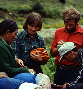 Uczestnicy wyprawy w trakcie rozliczania się z tragarzami. W centrum od lewej: Małgorzata Kiełkowska (w kraciastej koszuli) i Leszek Czarnecki (w czerwonej koszuli).