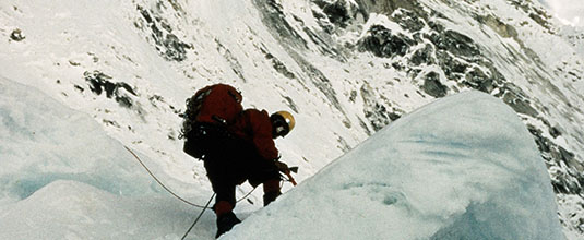 Jerzy Kukuczka w trakcie wspinaczki<
