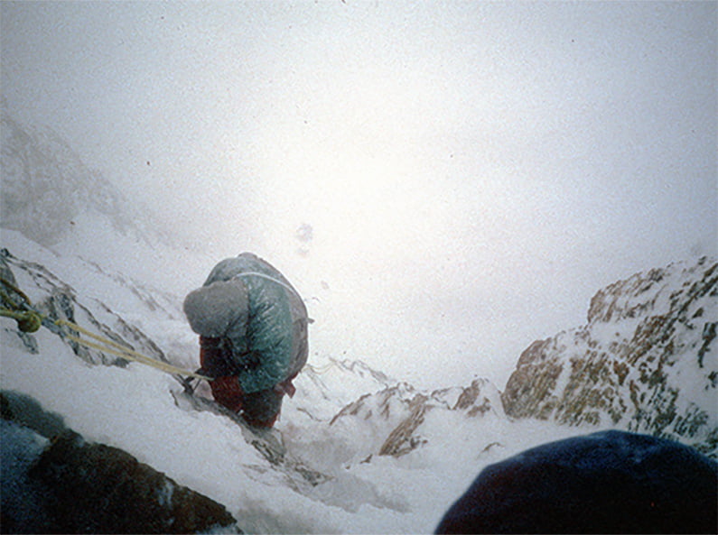 “Jesteśmy zziębnięci, głodni i wykończeni. Jest przenikliwie zimno. Ten wiatr przeszywa nas, mimo znakomitych puchowych ubrań, jakie mamy na sobie”.