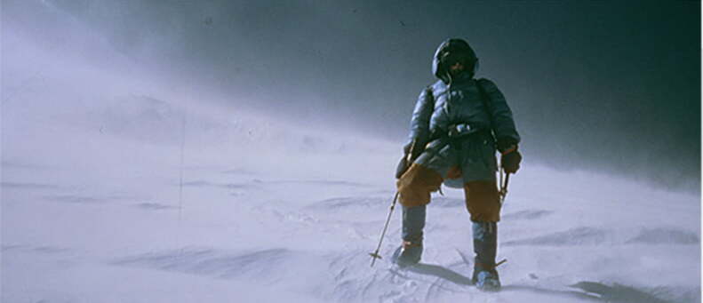 Artur Hajzer na stoku Manaslu.