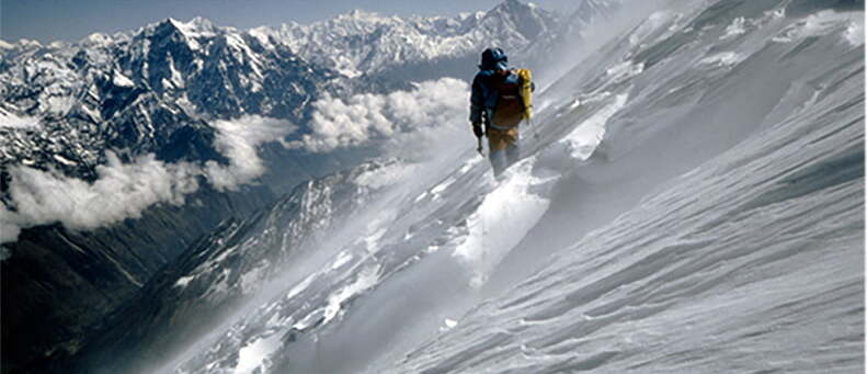 Artur Hajzer na stoku Manaslu.