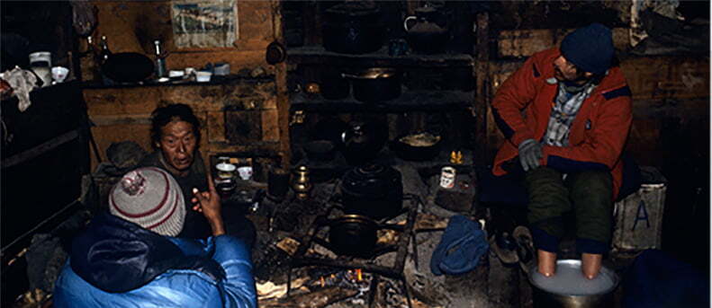 Carlos Carsolio (z prawej) podczas leczenia odmrożeń w tybetańskiej wiosce.