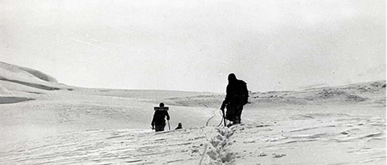 Himalaiści na stoku Manaslu.