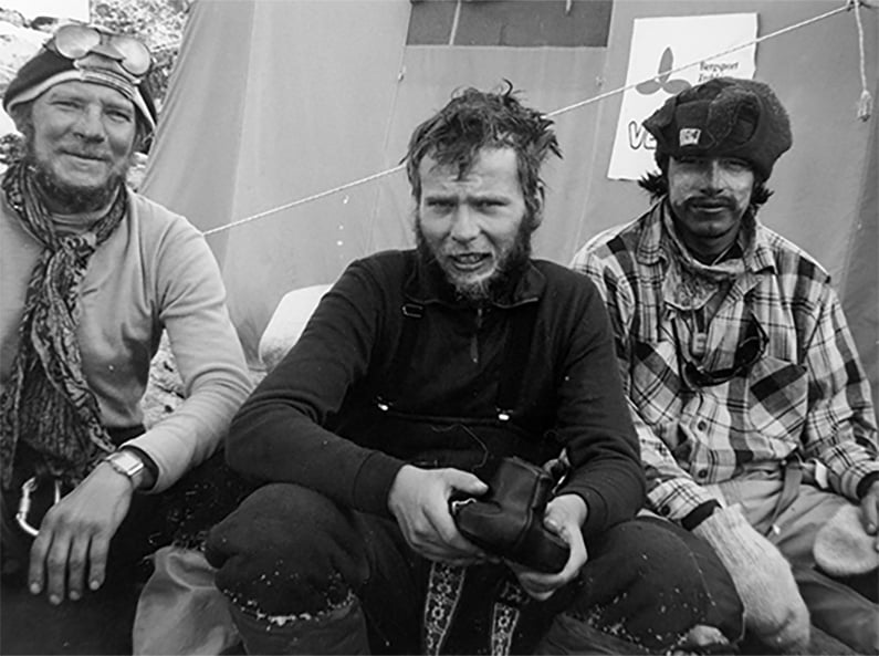 W bazie po zdobyciu szczytu Manaslu. Od lewej: Jerzy Kukuczka, Artur Hajzer i Carlos Carsolio.