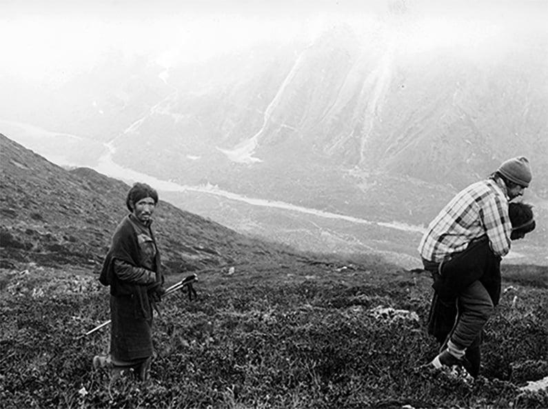 Odmrożony Carlos Carsolio znoszony przez tragarza do pobliskiej wioski.